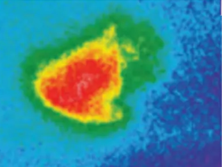 Thermal image of a handprint on a leading brand's visco foam at 1 minute, colors remaining red and yellow, indicating that the foam retains heat and dissipates it more slowly compared to CoolSense Foam.